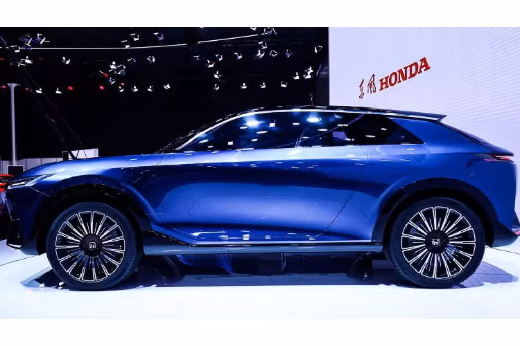 Chiếc Honda SUV e có kiểu dáng SUV coupe theo xu hướng hiện nay. Cột B tiêu biến, chỉ có cột A mảnh và cột C to bản. Xe chỉ có 2 cửa bên, mở theo kiểu cánh thiên nga. Nóc xe đẹp mắt vuốt từ đầu đến cuối tạo hiệu ứng lơ lửng.