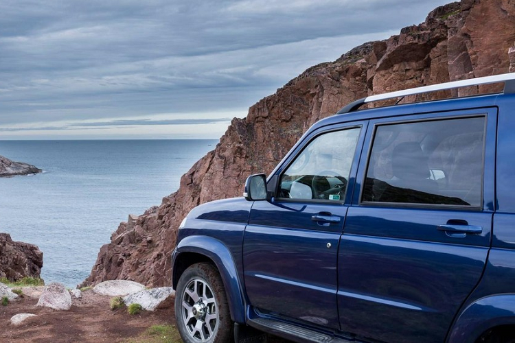 Tại thị trường Mỹ, mẫu xe SUV UAZ Patriot 4×4 có những trang bị tiêu chuẩn như bộ vành hợp kim Sahara 18 inch, cảm biến đỗ xe trước/sau, camera lùi, màn hình thông tin giải trí 7 inch, modem LTE/Wi-Fi, ghế sưởi trước/sau, sấy kính lái, sấy gương ngoại thất, ngăn đựng đồ làm mát và nút bấm khởi động máy.