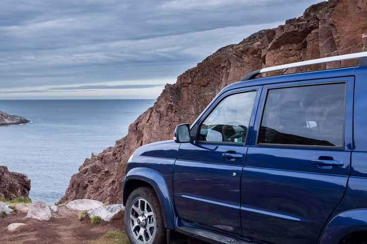 Tại thị trường Mỹ, mẫu xe SUV UAZ Patriot 4×4 có những trang bị tiêu chuẩn như bộ vành hợp kim Sahara 18 inch, cảm biến đỗ xe trước/sau, camera lùi, màn hình thông tin giải trí 7 inch, modem LTE/Wi-Fi, ghế sưởi trước/sau, sấy kính lái, sấy gương ngoại thất, ngăn đựng đồ làm mát và nút bấm khởi động máy.