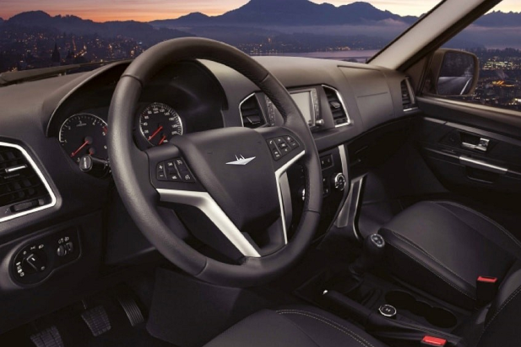 Chưa hết, UAZ Patriot 4×4 còn có chiều cao gầm 210 mm và khả năng lội nước 500 mm. Tiếp đến là góc tiếp cận 35 độ và góc thoát 30 độ. Nếu muốn, khách hàng Mỹ có thể chi thêm tiền cho những trang bị tùy chọn như bộ nâng gầm, ống thở, thanh bảo vệ cản va và tời kéo.