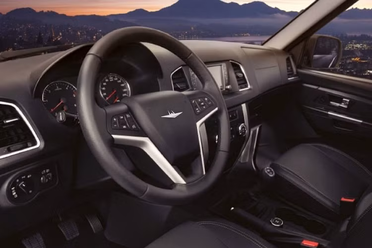 Chưa hết, UAZ Patriot 4×4 còn có chiều cao gầm 210 mm và khả năng lội nước 500 mm. Tiếp đến là góc tiếp cận 35 độ và góc thoát 30 độ. Nếu muốn, khách hàng Mỹ có thể chi thêm tiền cho những trang bị tùy chọn như bộ nâng gầm, ống thở, thanh bảo vệ cản va và tời kéo.