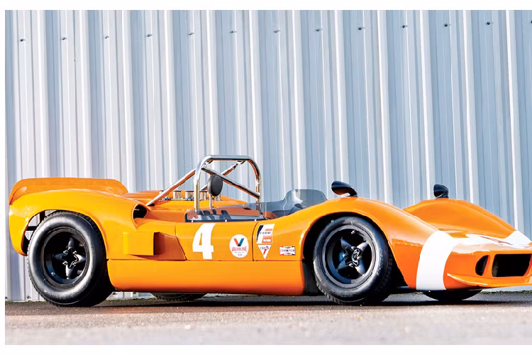 Chiếc McLaren M1A của Bruce cầm lái tại chặng đua Canada năm 1966 là một trong những chiếc xe đua không mui tối tân nhất ở thời điểm đó. Xe được trang bị khối dộng cơ Oldsmobile 4,5 lít V8, và sở hữu cân nặng chỉ 567 kg.