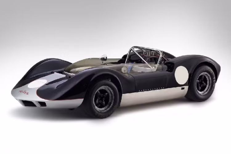 M1A, sau đó được phát triển thành M1B, M1C và bao gồm cả cấu hình xe đua Group 7. Vào năm 1966, chiếc xe đua M1 của Mclaren tại giải đua Can-am Group 7 trước khi được thay thế bởi M6A, chiếc xe chuyên dụng hơn cho giải đua này. Được ra mắt vào 1967, M6A lập tức giành chiến thắng, M8A ra mắt sau đó cũng giành được nhiều thành công.