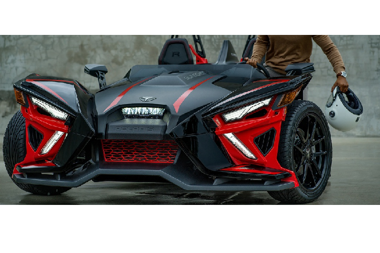 Nhìn tổng quát, thiết kế của mẫu xe Polaris Slingshot 2020 trông dữ tợn hơn với các đường nét góc cạnh. Toàn bộ hệ thống đèn trên xe là loại Full LED với phần đèn pha được làm mỏng hơn. Cánh gió và chắn bùn trên xe cũng đã được thay đổi.