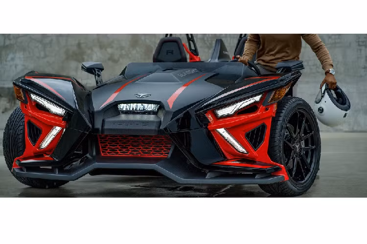 Nhìn tổng quát, thiết kế của mẫu xe Polaris Slingshot 2020 trông dữ tợn hơn với các đường nét góc cạnh. Toàn bộ hệ thống đèn trên xe là loại Full LED với phần đèn pha được làm mỏng hơn. Cánh gió và chắn bùn trên xe cũng đã được thay đổi.