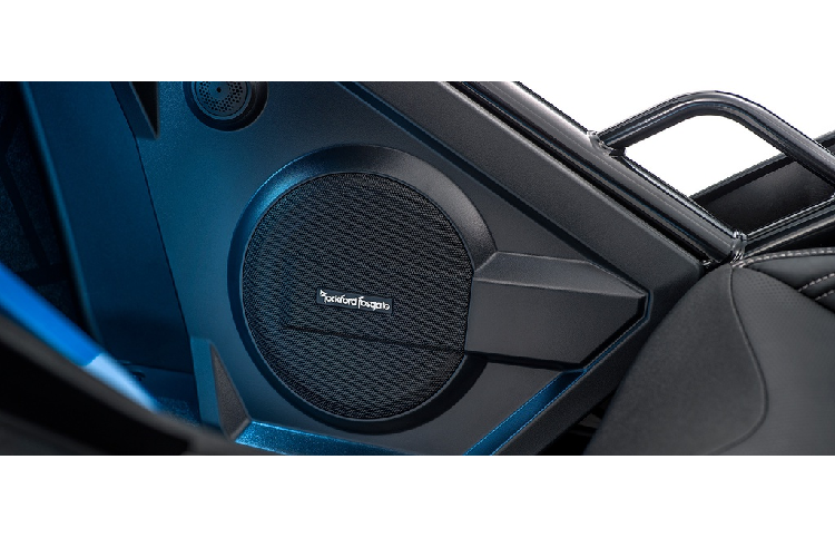 Phiên bản thấp nhất Slingshot SL sử dụng khối động cơ "Prostar" 2.0L, sản sinh công suất 180 mã lực và mô-men xoắn cực đại 162 Nm.