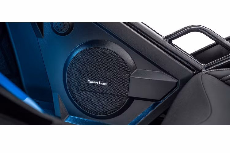 Phiên bản thấp nhất Slingshot SL sử dụng khối động cơ "Prostar" 2.0L, sản sinh công suất 180 mã lực và mô-men xoắn cực đại 162 Nm.