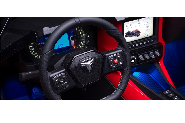 Bước vào cabin Slingshot 2020, khách hàng dễ dàng nhận ra sự khác biệt với vô lăng được thiết kế lại, màn hình giải trí kích thước 7 inch. Polaris cũng nâng cấp thêm cho Slingshot 2020 camera lùi phía sau.