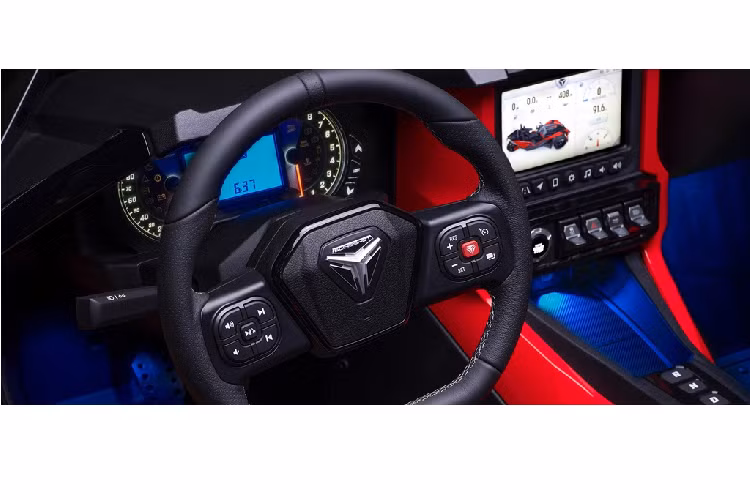 Bước vào cabin Slingshot 2020, khách hàng dễ dàng nhận ra sự khác biệt với vô lăng được thiết kế lại, màn hình giải trí kích thước 7 inch. Polaris cũng nâng cấp thêm cho Slingshot 2020 camera lùi phía sau.