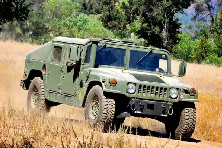 Tuy không còn được quân đội Mỹ sử dụng, mẫu xe địa hình Humvee vẫn được sản xuất. Tính tới năm 2014, quân đội Mỹ bán được 4.000 chiếc Humvee cho dân thường. Có mặt từ năm 1984, ban đầu Humvee dành cho quân nhân, chuyên chở hàng hóa vừa phải dưới dạng hậu cần. Giá bán xe cũ chỉ khoảng 10.000 USD.