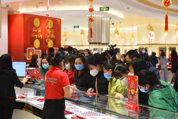 Gia vang hom nay 6/4: Tien bung ra nhieu, gui niem tin vao vang