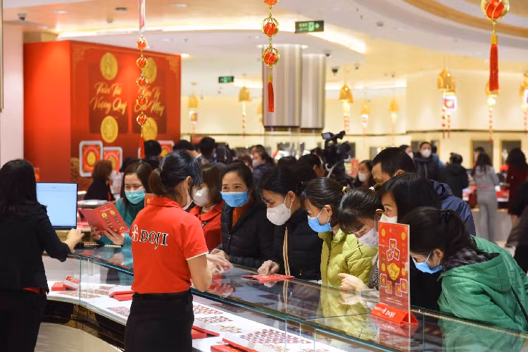 Gia vang hom nay 6/4: Tien bung ra nhieu, gui niem tin vao vang