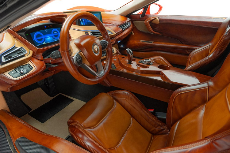 Ra mắt tại Viện bảo tàng Ô tô Turin (Automobile Museum of Turin), Taraschi Berardo kết hợp phong cách cổ điển với công nghệ plug-in hybrid hiện đại. Được truyền cảm hứng bởi Giaur 750 Sport Champion 1953, một trong chiếc xe thi đấu thành công nhất của Taraschi, chiếc BMW i8 đã khoác lên mình một thân vỏ mới hoàn toàn với các tấm ốp nhôm làm thủ công.