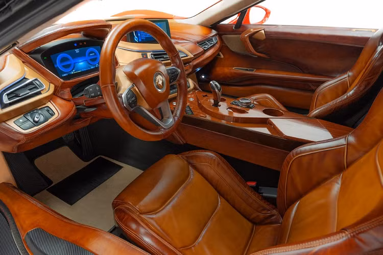 Ra mắt tại Viện bảo tàng Ô tô Turin (Automobile Museum of Turin), Taraschi Berardo kết hợp phong cách cổ điển với công nghệ plug-in hybrid hiện đại. Được truyền cảm hứng bởi Giaur 750 Sport Champion 1953, một trong chiếc xe thi đấu thành công nhất của Taraschi, chiếc BMW i8 đã khoác lên mình một thân vỏ mới hoàn toàn với các tấm ốp nhôm làm thủ công.