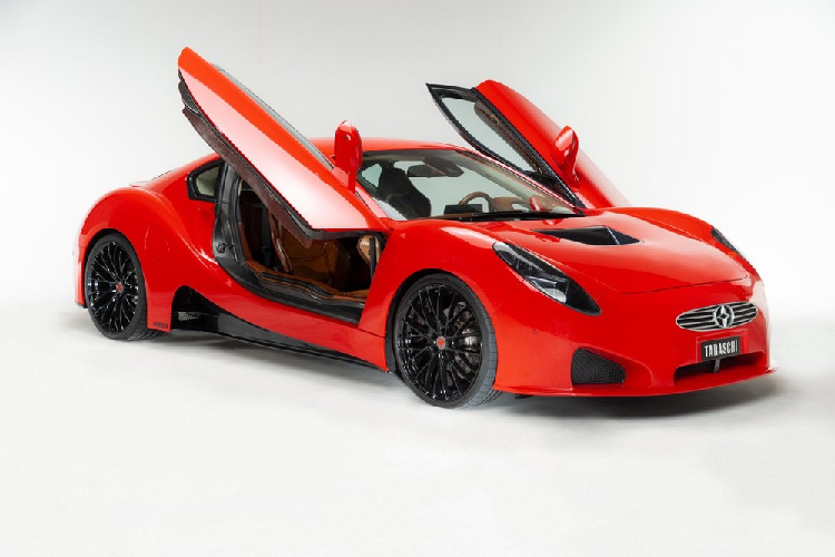 Chi tiết thiết kế nguyên bản duy nhất còn được giữ lại là hệ thống cửa cánh bướm sang chảnh của i8. Bên trong, nội thất xa hoa của Taraschi Berardo được ốp gỗ và bọc da cao cấp. Bảng đồng hồ kỹ thuật số, cửa gió điều hòa và màn hình 8,8 inch của i8 vẫn được giữ lại, nhưng cụm điều khiển trung tâm đã được thiết kế lại.