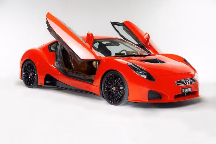 Chi tiết thiết kế nguyên bản duy nhất còn được giữ lại là hệ thống cửa cánh bướm sang chảnh của i8. Bên trong, nội thất xa hoa của Taraschi Berardo được ốp gỗ và bọc da cao cấp. Bảng đồng hồ kỹ thuật số, cửa gió điều hòa và màn hình 8,8 inch của i8 vẫn được giữ lại, nhưng cụm điều khiển trung tâm đã được thiết kế lại.