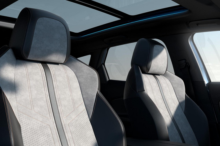 Tương tự ngoại thất, nội thất của mẫu crossover cỡ nhỏ này cũng được cải tiến nhẹ. Điểm nhấn của Peugeot 3008 2020 nằm ở bảng đồng hồ kỹ thuật số toàn phần với màn hình 12,3 inch... ... và màn hình cảm ứng 10 inch nằm độc lập trên mặt táp-lô. Màn hình này hỗ trợ cả MirrorScreen, Apple CarPlay và Android Auto.