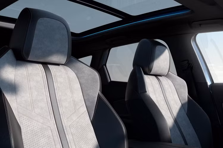 Tương tự ngoại thất, nội thất của mẫu crossover cỡ nhỏ này cũng được cải tiến nhẹ. Điểm nhấn của Peugeot 3008 2020 nằm ở bảng đồng hồ kỹ thuật số toàn phần với màn hình 12,3 inch... ... và màn hình cảm ứng 10 inch nằm độc lập trên mặt táp-lô. Màn hình này hỗ trợ cả MirrorScreen, Apple CarPlay và Android Auto.