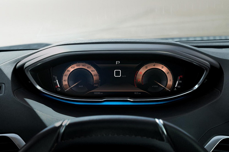 Thêm vào đó là chất liệu da Nappa màu đỏ, những chi tiết ốp trang trí bằng gỗ Dark Lime Wood và mạ crôm, gương chiếu hậu không khung, hệ thống âm thanh Focal Hifi với công suất 515 W, lưới loa màu đồng, ghế mát-xa đa điểm, cửa sổ trời 2 mảnh cũng như phanh đỗ xe điện tử.