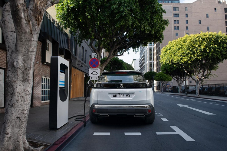 Cả hai phiên bản plug-in hybrid kể trên của Peugeot 3008 2020 đều dùng cụm pin 90 kWh. Sau khi sạc đầy, cụm pin này cho phép xe chạy được quãng đường 56 km ở bản Hybrid 225 và 59 km ở bản Hybrid4 300. Thời gian sạc đầy pin bằng ổ điện ở nhà là 7 tiếng đồng hồ và giảm xuống còn 1,45 tiếng đồng hồ nếu dùng bộ sạc gắn lên tường.