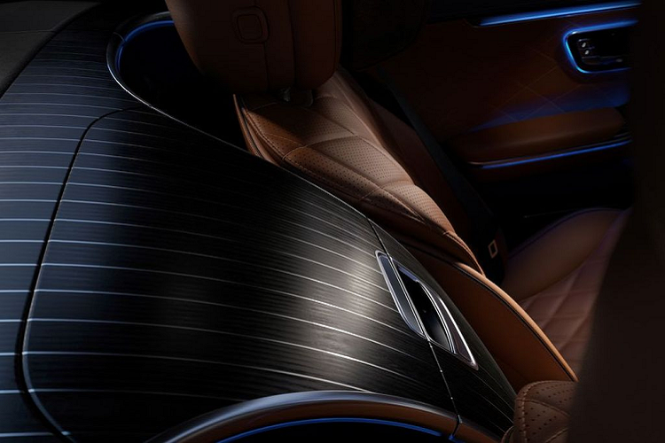 Trong khi đó, phần đuôi xe được cho rằng sẽ giống với E-Class mới, bao gồm đèn hậu góc cạnh có một dải chrome nhỏ đặt ngay bên trên, cùng với cản sau được bo tròn thêm và ống xả kép thể thao. Mercedes-Benz S-Class 2021dự kiến sử dụng hệ khung gầm MRA-II với cấu tạo từ nhôm và carbon để giảm thiểu trọng lượng xe.