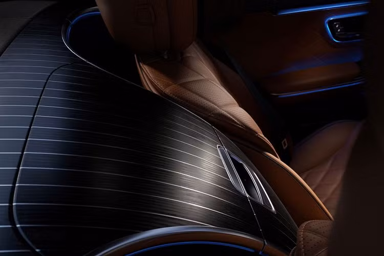 Trong khi đó, phần đuôi xe được cho rằng sẽ giống với E-Class mới, bao gồm đèn hậu góc cạnh có một dải chrome nhỏ đặt ngay bên trên, cùng với cản sau được bo tròn thêm và ống xả kép thể thao. Mercedes-Benz S-Class 2021dự kiến sử dụng hệ khung gầm MRA-II với cấu tạo từ nhôm và carbon để giảm thiểu trọng lượng xe.