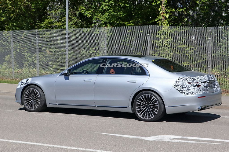 Ở phía trước, cụm màn hình đôi đã được thiết kế tách rời và cụm màn hình giải trí giờ đây được đặt theo chiều dọc với kích thước lớn. Khu vực táp-lô, táp-pi, viền ghế phía sau của xe đều được thiết kế theo phong cách thác nước mang tới cảm giác mềm mại và đầy cuốn hút.