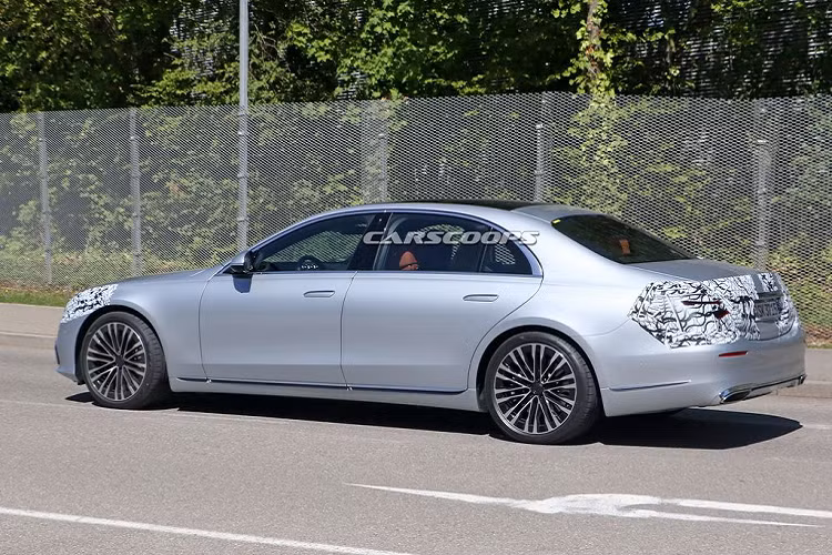 Ở phía trước, cụm màn hình đôi đã được thiết kế tách rời và cụm màn hình giải trí giờ đây được đặt theo chiều dọc với kích thước lớn. Khu vực táp-lô, táp-pi, viền ghế phía sau của xe đều được thiết kế theo phong cách thác nước mang tới cảm giác mềm mại và đầy cuốn hút.