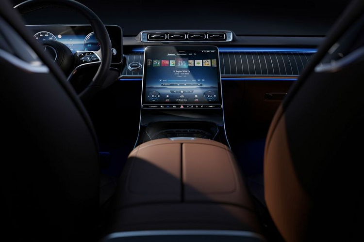 Dựa trên những hình ảnh chụp lại có thể thấy, mẫu xe sang Mercedes-Benz S-Class 2021 mang khá nhiều sự khác biệt so với thế hệ tiền nhiệm. Ở phần đầu xe, S-Class 2021 sở hữu cụm đèn pha thanh mảnh mới, lưới tản nhiệt cỡ lớn, cản trước tinh chỉnh với các khe hút gió lớn hơn và mui xe cơ bắp hơn.