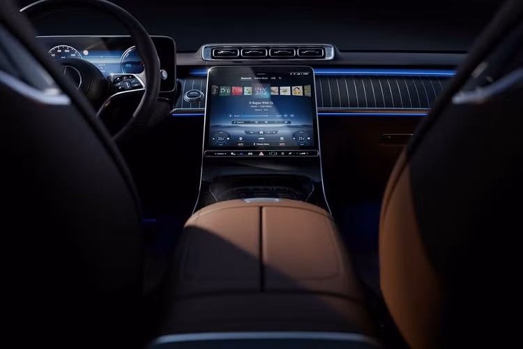 Dựa trên những hình ảnh chụp lại có thể thấy, mẫu xe sang Mercedes-Benz S-Class 2021 mang khá nhiều sự khác biệt so với thế hệ tiền nhiệm. Ở phần đầu xe, S-Class 2021 sở hữu cụm đèn pha thanh mảnh mới, lưới tản nhiệt cỡ lớn, cản trước tinh chỉnh với các khe hút gió lớn hơn và mui xe cơ bắp hơn.