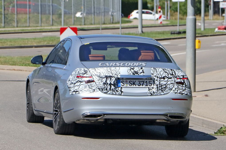 Về động cơ, mẫu sedan hạng sang Mercedes-Benz S-Class 2021 dự kiến sẽ tiếp tục có thêm phiên bản sử dụng động cơ V12 mạnh mẽ. Tuy nhiên, khối động cơ này sẽ chỉ được áp dụng trên một số phiên bản nhất định của dòng AMG hiệu suất cao, Maybach và Mayback Guard. Bên cạnh đó, phiên bản hoàn toàn mới của S-Class cũng sẽ có thêm các biến thể được trang bị động cơ 6 xy-lanh và 8 xy-lanh, đi kèm hệ truyền động hybrid giúp tối ưu khả năng tiết kiệm nhiên liệu.