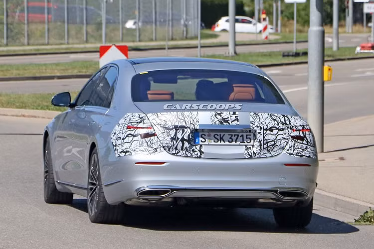 Về động cơ, mẫu sedan hạng sang Mercedes-Benz S-Class 2021 dự kiến sẽ tiếp tục có thêm phiên bản sử dụng động cơ V12 mạnh mẽ. Tuy nhiên, khối động cơ này sẽ chỉ được áp dụng trên một số phiên bản nhất định của dòng AMG hiệu suất cao, Maybach và Mayback Guard. Bên cạnh đó, phiên bản hoàn toàn mới của S-Class cũng sẽ có thêm các biến thể được trang bị động cơ 6 xy-lanh và 8 xy-lanh, đi kèm hệ truyền động hybrid giúp tối ưu khả năng tiết kiệm nhiên liệu.