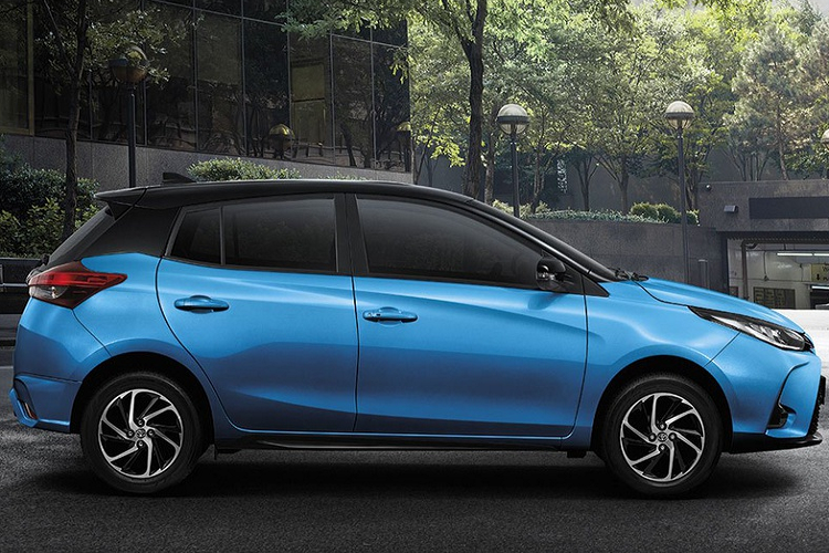 Giá xe Toyota Yaris 2021 bản hatchback tiêu chuẩn bán ra từ 549.000 baht (tương đương 408,3 triệu đồng), bản Yaris Sport có giá 609.000 baht (452,9 triệu đồng), bản cao cấp nhất là Yaris Sport Premium giá 679.000 baht (505 triệu đồng) và 684.000 baht (508,7 triệu đồng) với tùy chọn mui xe sơn đen và 8 màu ngoại thất.