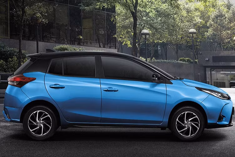 Giá xe Toyota Yaris 2021 bản hatchback tiêu chuẩn bán ra từ 549.000 baht (tương đương 408,3 triệu đồng), bản Yaris Sport có giá 609.000 baht (452,9 triệu đồng), bản cao cấp nhất là Yaris Sport Premium giá 679.000 baht (505 triệu đồng) và 684.000 baht (508,7 triệu đồng) với tùy chọn mui xe sơn đen và 8 màu ngoại thất.