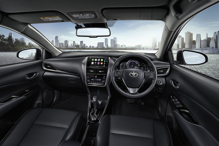 Thiết kế nội thất của xe cũng được nâng cấp đáng kể. Tiện nghi trên 2 mẫu Yaris gồm đồng hồ dạng Optitron, kết hợp cùng màn hình thông tin TFT 4,2 inch. Hệ thống giải trí với màn hình cảm ứng 6,7 inch, hỗ trợ kết nối điện thoại thông minh, tương thích Apple CarPlay.