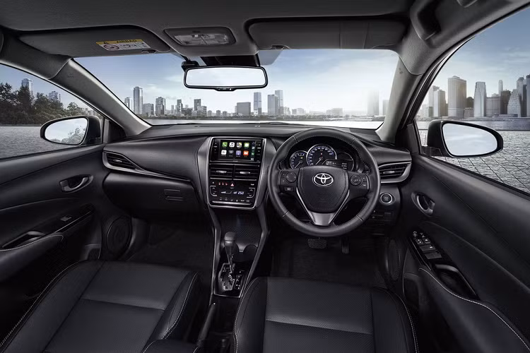 Thiết kế nội thất của xe cũng được nâng cấp đáng kể. Tiện nghi trên 2 mẫu Yaris gồm đồng hồ dạng Optitron, kết hợp cùng màn hình thông tin TFT 4,2 inch. Hệ thống giải trí với màn hình cảm ứng 6,7 inch, hỗ trợ kết nối điện thoại thông minh, tương thích Apple CarPlay.