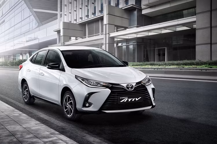 Toyota Yaris nâng cấp sở hữu lưới tản nhiệt sơn đen có thiết kế thể thao hơn. Trong khi đó bản sedan có lưới tản nhiệt Horizontal Line màu đen. Cả hai đều được trang bị đèn pha LED Multi Reflector, đèn ban ngày, đèn sương mù và đèn hậu dạng LED. Ngoài ra còn có hệ thống đèn pha tự động với chức năng dẫn đường (Follow me home).