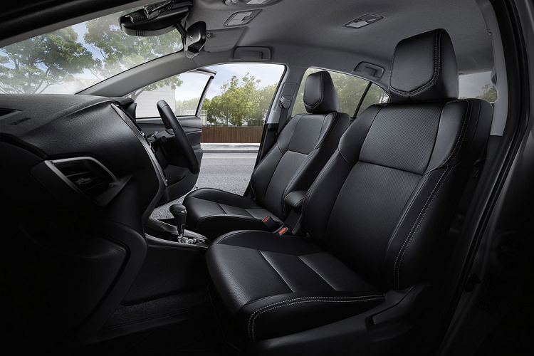 Phiên bản cao cấp trang bị ghế bọc da tổng hợp, hàng ghế thứ hai có 2 cổng USB. Toyota Yaris và Yaris Ativ được trang bị hệ thống mở khóa thông minh Smart Entry và khởi động bằng nút bấm. Phiên bản nâng cấp của 2 mẫu xe còn có thêm chức năng gạt mưa tự động, gương chiếu hậu chống chói.