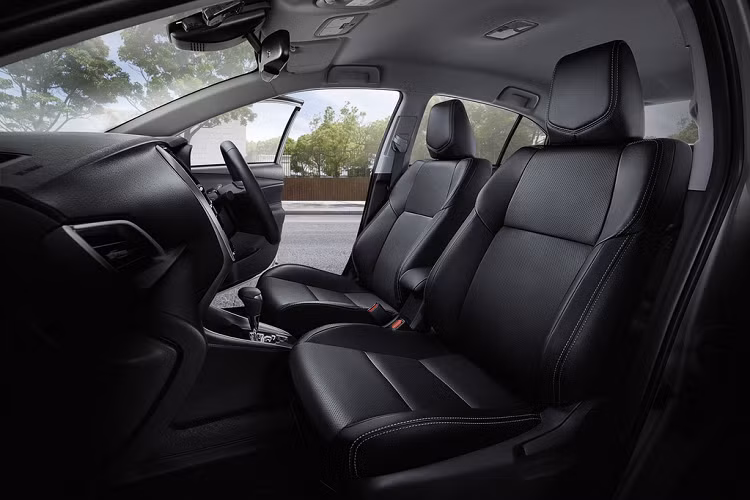 Phiên bản cao cấp trang bị ghế bọc da tổng hợp, hàng ghế thứ hai có 2 cổng USB. Toyota Yaris và Yaris Ativ được trang bị hệ thống mở khóa thông minh Smart Entry và khởi động bằng nút bấm. Phiên bản nâng cấp của 2 mẫu xe còn có thêm chức năng gạt mưa tự động, gương chiếu hậu chống chói.