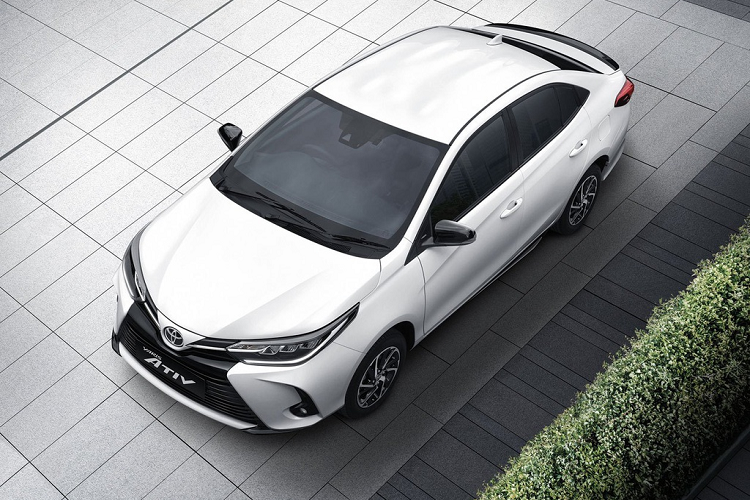 Trong khi đó, biến thể sedan Toyota Yaris Ativ có 3 phiên bản và 7 tùy chọn màu sắc. Phiên bản tiêu chuẩn có giá 539.000 baht (tương đương 400,8 triệu đồng), bản Yaris Ativ Sport có giá 599.000 baht (445,5 triệu đồng) và bản cao cấp Yaris Ativ Premium có giá 674.000 baht (501,2 triệu đồng). Dự kiến mẫu xe này sẽ về Việt Nam thời gian tới đây.