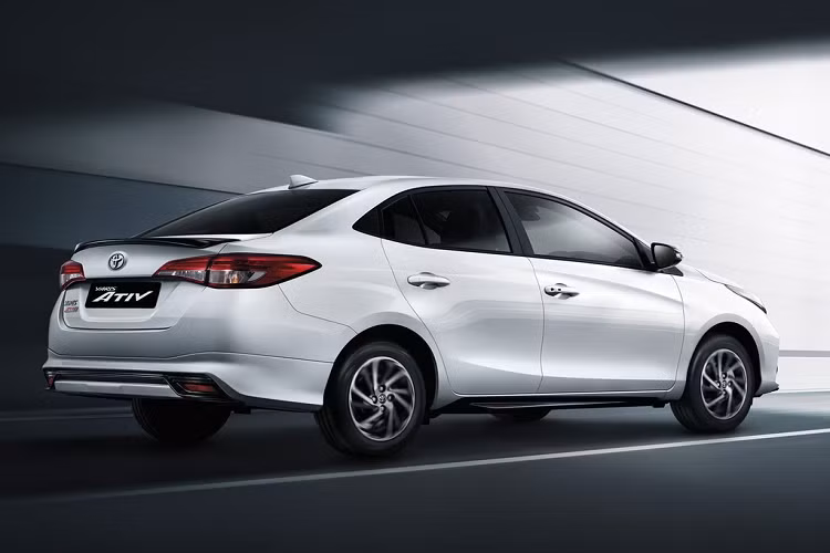 Cả 2 biến thể hatchback và sedan đều trang bị động cơ xăng mã 3NR-FKE 4 xy-lanh thẳng hàng 16 van Dual VVT-iE, dung tích 1.2L, công suất tối đa 92 mã lực tại 6.000 vòng/phút, mô-men xoắn cực đại 109 Nm tại 4.400 vòng/phút, kết hợp với hộp số tự động vô cấp CVT-i.