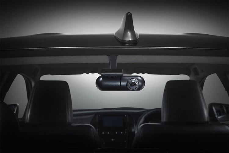 Toyota Yaris và Yaris Ativ cũng được trang bị gói an toàn Toyota Safety Sense với các tính năng như cảnh báo va chạm trước, cảnh báo chệch làn đường, camera phía sau. Hệ thống camera trên Toyota Yaris nâng cấp hoạt động trong lúc xe đang di chuyển và cả khi tắt máy.