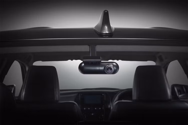 Toyota Yaris và Yaris Ativ cũng được trang bị gói an toàn Toyota Safety Sense với các tính năng như cảnh báo va chạm trước, cảnh báo chệch làn đường, camera phía sau. Hệ thống camera trên Toyota Yaris nâng cấp hoạt động trong lúc xe đang di chuyển và cả khi tắt máy.