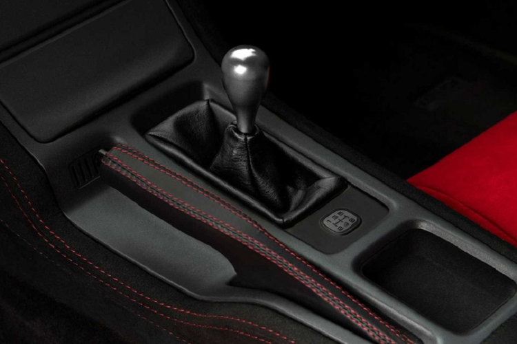 Do khối lượng nhẹ hơn, thời gian tăng tốc 0-100 km/h của NSX Type R giảm từ 5,5 giây xuống còn 5 giây. Bên cạnh hiệu suất, khả năng xử lý của NSX Type R cũng được cải thiện.