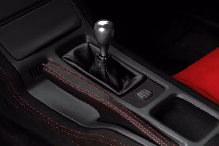 Do khối lượng nhẹ hơn, thời gian tăng tốc 0-100 km/h của NSX Type R giảm từ 5,5 giây xuống còn 5 giây. Bên cạnh hiệu suất, khả năng xử lý của NSX Type R cũng được cải thiện.