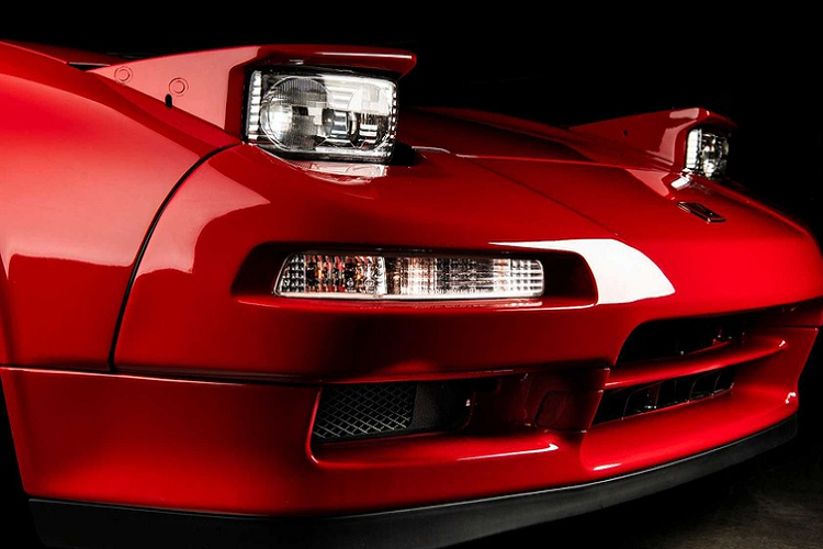 Nhẹ hơn 120 kg so với NSX tiêu chuẩn. Tương tự các mẫu xe mang huy hiệu Type R của Honda hiện nay, NSX Type R hướng đến hiệu suất và khả năng lái. Huyền thoại của làng đua xe F1 - Ayrton Senna - cũng tham gia lái thử trong quá trình phát triển mẫu xe thể thao này. Để tăng hiệu suất, Honda đã làm chiếc NSX Type R nhẹ đi so với NSX tiêu chuẩn.