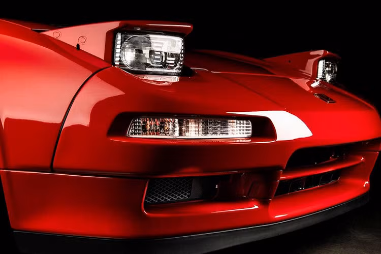 Nhẹ hơn 120 kg so với NSX tiêu chuẩn. Tương tự các mẫu xe mang huy hiệu Type R của Honda hiện nay, NSX Type R hướng đến hiệu suất và khả năng lái. Huyền thoại của làng đua xe F1 - Ayrton Senna - cũng tham gia lái thử trong quá trình phát triển mẫu xe thể thao này. Để tăng hiệu suất, Honda đã làm chiếc NSX Type R nhẹ đi so với NSX tiêu chuẩn.