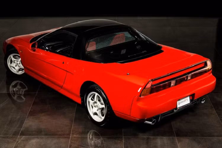 Hãng xe Nhật Bản chỉ sản xuất 483 chiếc Honda NSX Type R hàng hiếm cho thị trường nội địa từ năm 1992 đến 1995. Với số lượng hạn chế và tuổi đời hơn 20 năm, chiếc NSX Type R thế hệ này là siêu phẩm hàng hiếm.