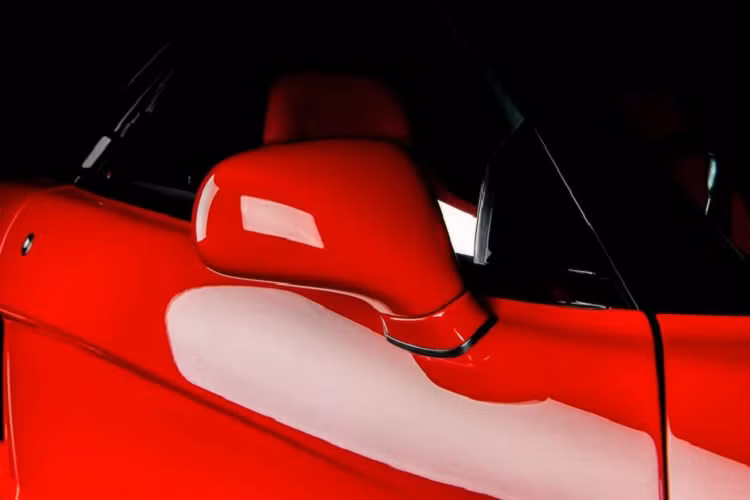 Chiếc xe thể thao được loại bỏ hệ thống âm thanh, lốp dự phòng, điều hòa không khí và các hệ thống điện tử không cần thiết cho vận hành.