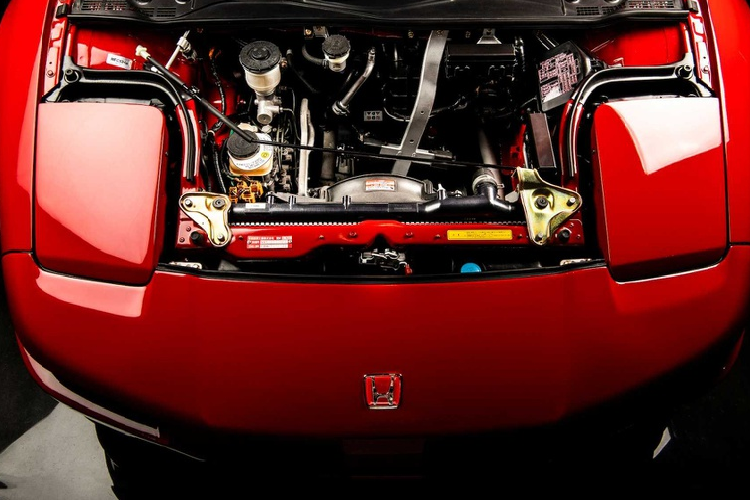 Bộ ghế da trên NSX tiêu chuẩn cũng được thay bằng ghế thể thao được làm từ sợi kevlar-carbon của Recaro. Kính sau cũng sử dụng loại mỏng hơn. Những thay đổi này giúp NSX Type R nhẹ hơn 120 kg so với NSX tiêu chuẩn.